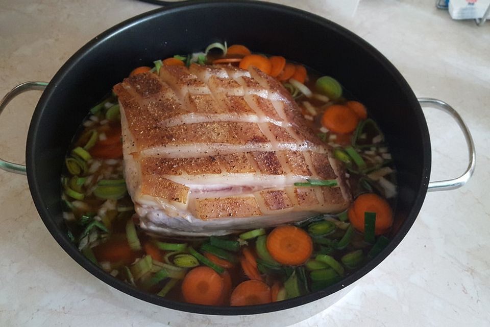 Bayrischer Krustenbraten mit Dunkelbiersoße und Semmelknödeln