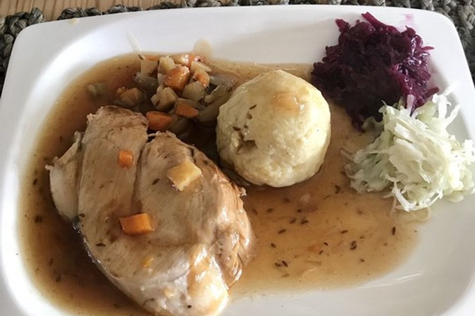 Bayrischer Krustenbraten mit Dunkelbiersoße und Semmelknödeln