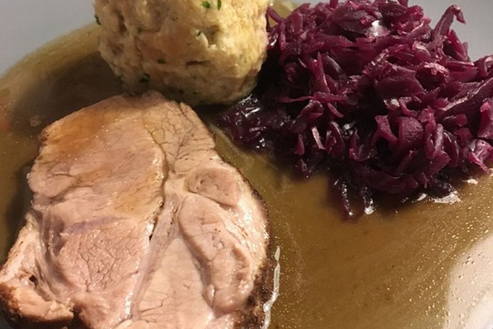 Bayrischer Krustenbraten mit Dunkelbiersoße und Semmelknödeln