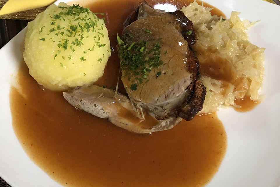 Bayrischer Krustenbraten mit Dunkelbiersoße und Semmelknödeln