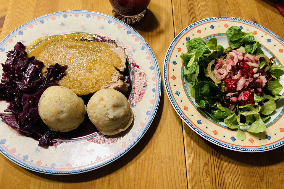 Bayrischer Krustenbraten mit Dunkelbiersoße und Semmelknödeln