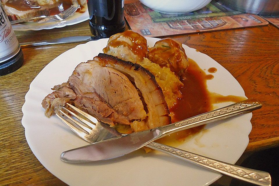 Bayrischer Krustenbraten mit Dunkelbiersoße und Semmelknödeln