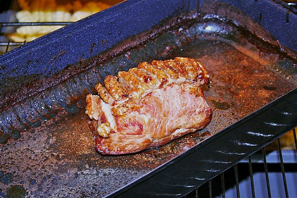 Bayrischer Krustenbraten mit Dunkelbiersoße und Semmelknödeln