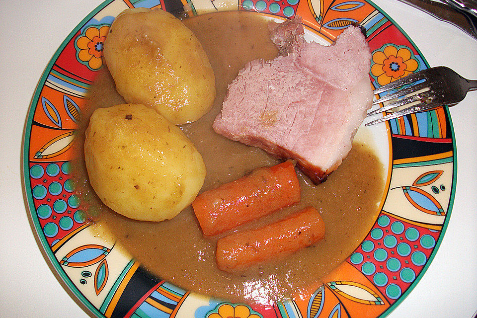 Bayrischer Krustenbraten mit Dunkelbiersoße und Semmelknödeln