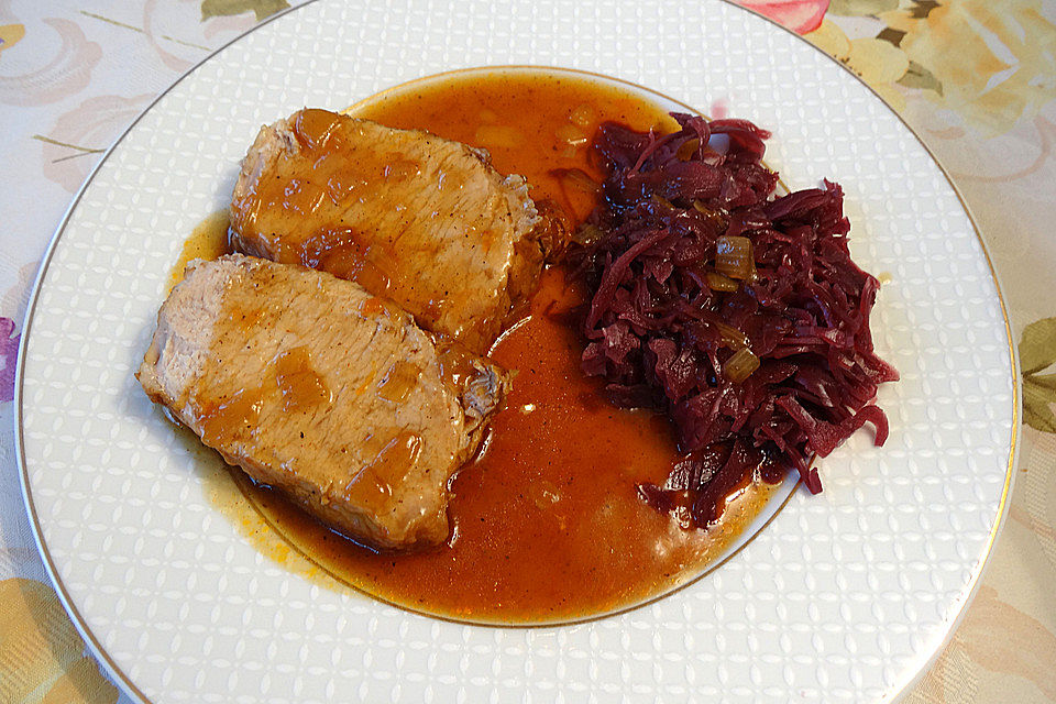 Bayrischer Krustenbraten mit Dunkelbiersoße und Semmelknödeln