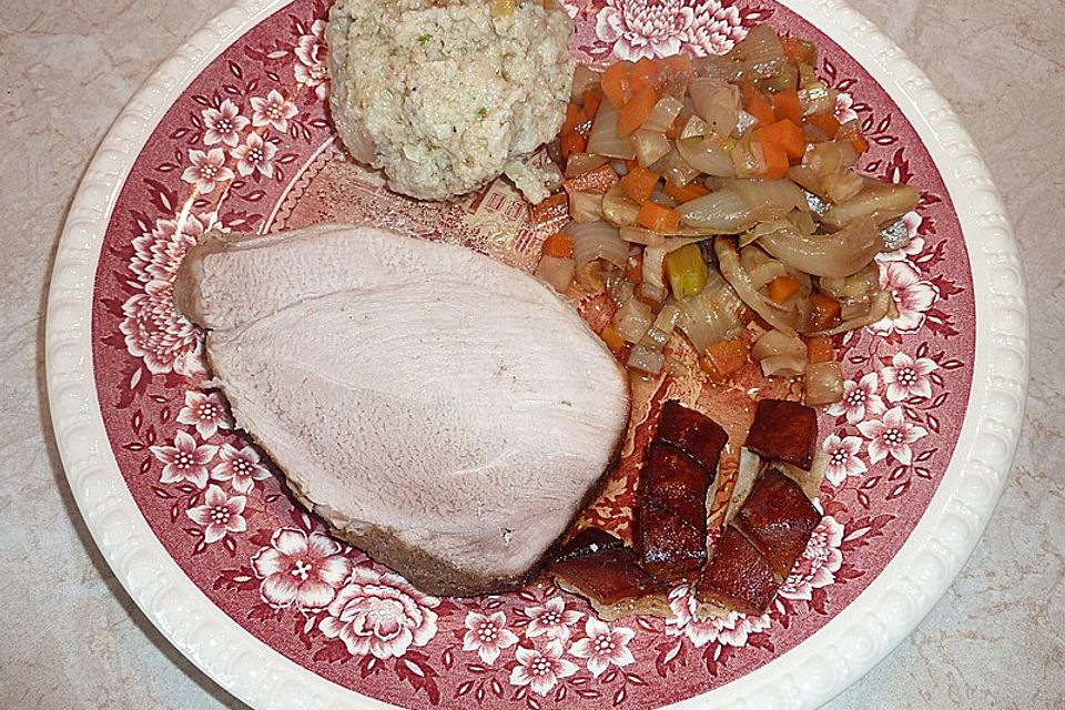 Bayrischer Krustenbraten mit Dunkelbiersoße und Semmelknödeln