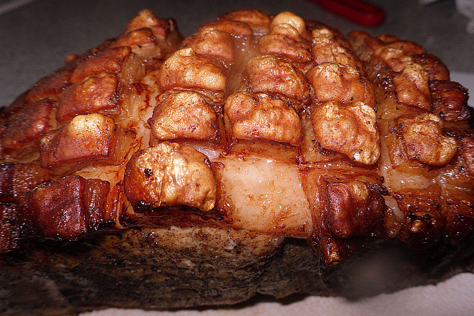 Bayrischer Krustenbraten mit Dunkelbiersoße und Semmelknödeln