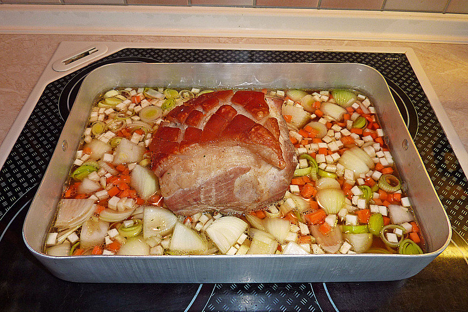 Bayrischer Krustenbraten mit Dunkelbiersoße und Semmelknödeln