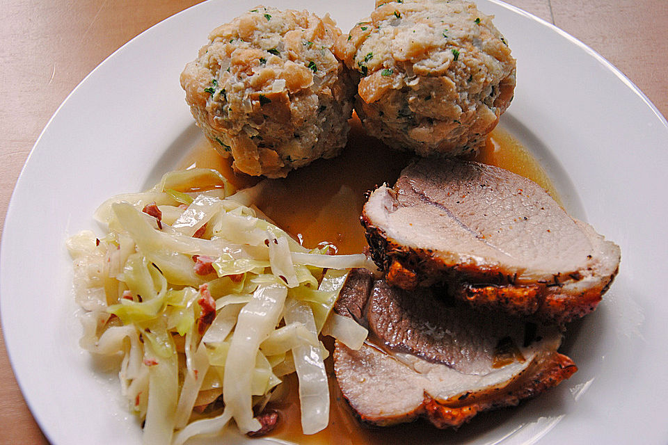 Bayrischer Krustenbraten mit Dunkelbiersoße und Semmelknödeln