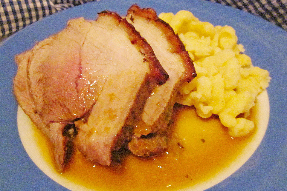 Bayrischer Krustenbraten mit Dunkelbiersoße und Semmelknödeln