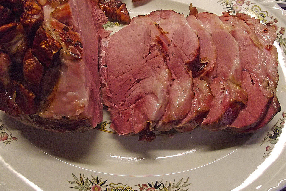 Bayrischer Krustenbraten mit Dunkelbiersoße und Semmelknödeln