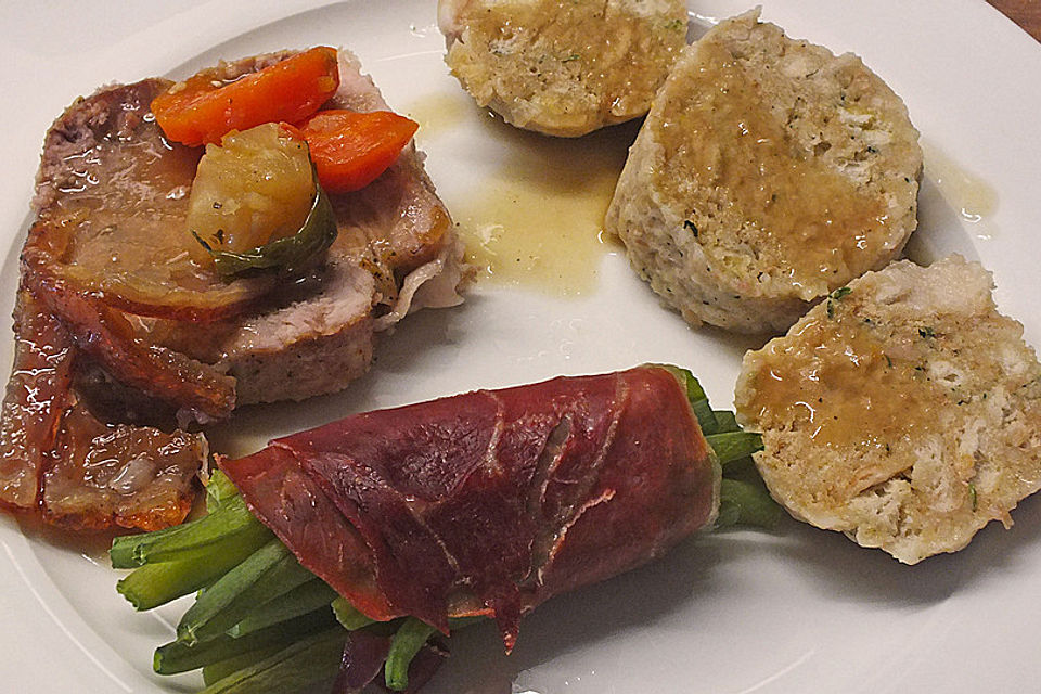 Bayrischer Krustenbraten mit Dunkelbiersoße und Semmelknödeln