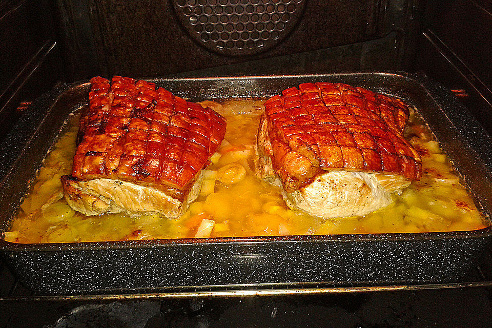 Bayrischer Krustenbraten mit Dunkelbiersoße und Semmelknödeln