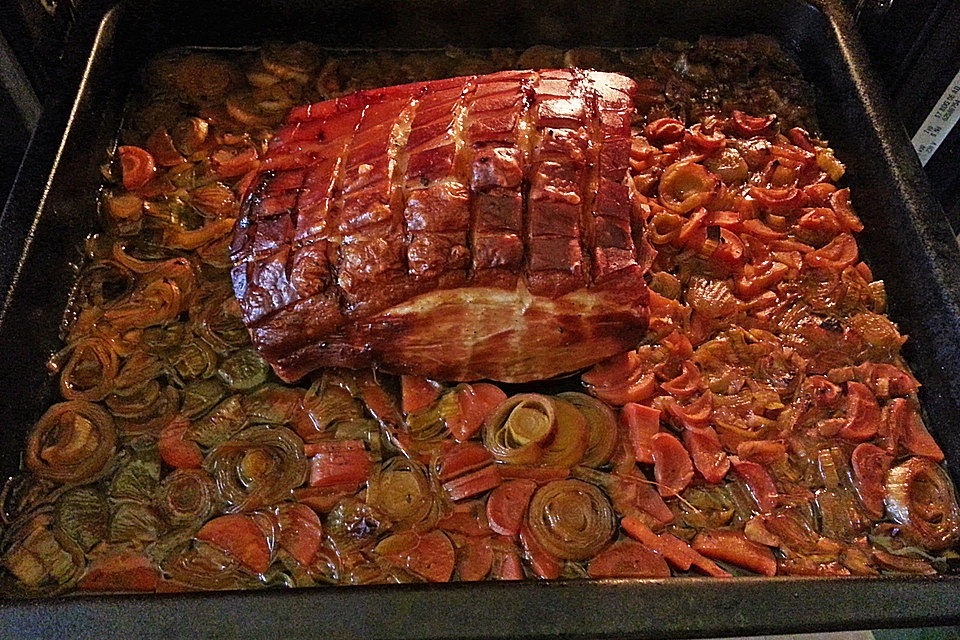 Bayrischer Krustenbraten mit Dunkelbiersoße und Semmelknödeln