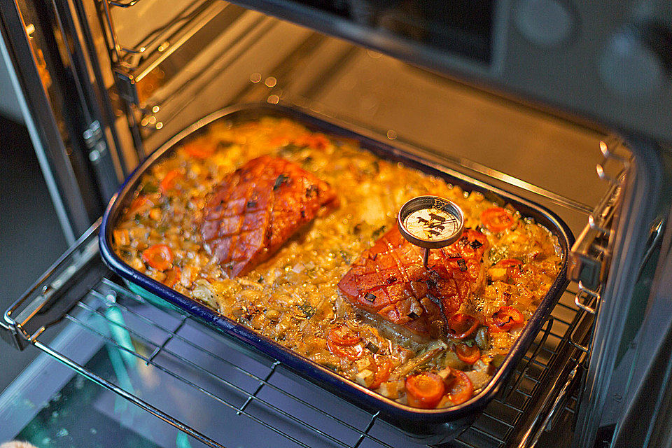 Bayrischer Krustenbraten mit Dunkelbiersoße und Semmelknödeln