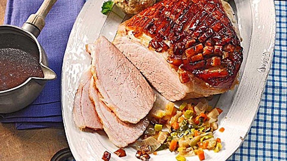 Bayrischer-Krustenbraten-mit-Dunkelbierso-e-und-Semmelkn-deln