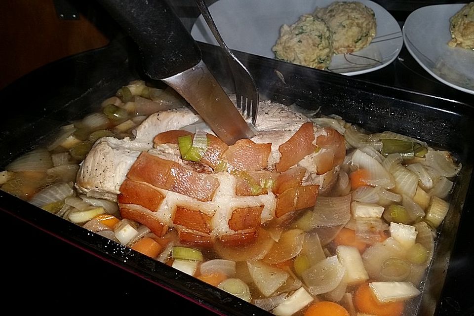 Bayrischer Krustenbraten mit Dunkelbiersoße und Semmelknödeln