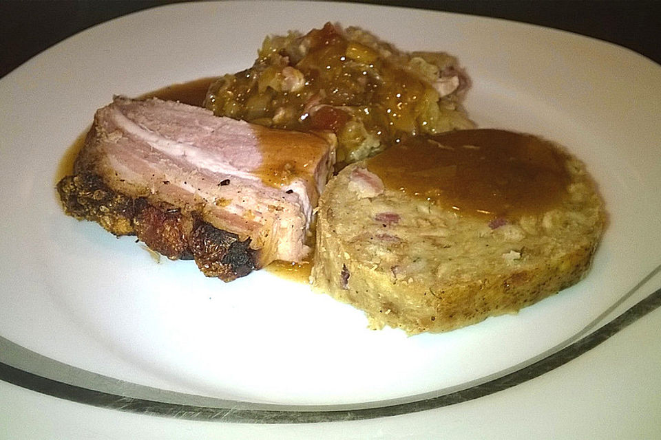 Bayrischer Krustenbraten mit Dunkelbiersoße und Semmelknödeln