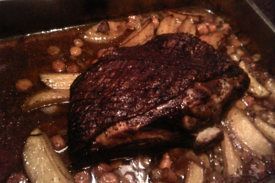 Bayrischer Krustenbraten mit Dunkelbiersoße und Semmelknödeln