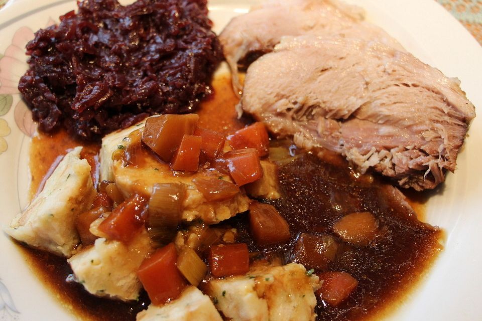 Bayrischer Krustenbraten mit Dunkelbiersoße und Semmelknödeln