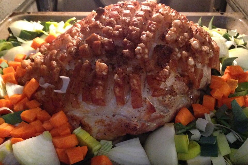 Bayrischer Krustenbraten mit Dunkelbiersoße und Semmelknödeln