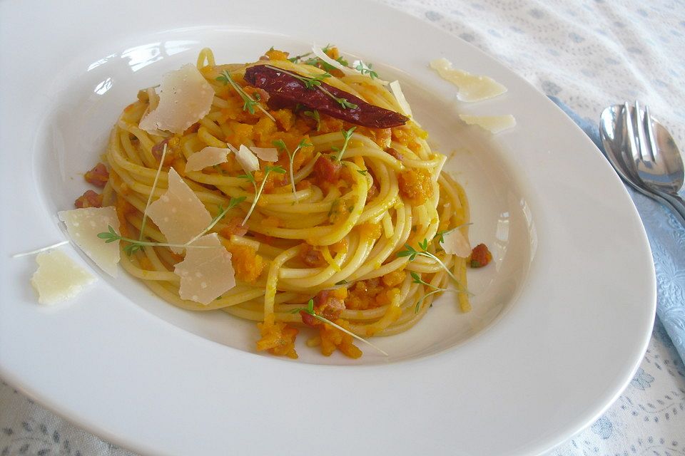 Spaghetti mit Kürbis und Speck