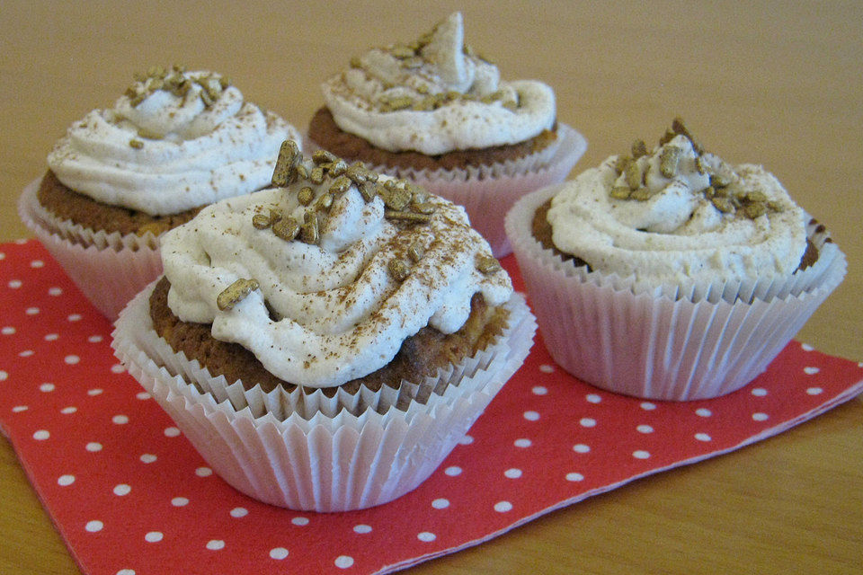 Apfel - Marzipan - Cupcakes mit Zimtsahne