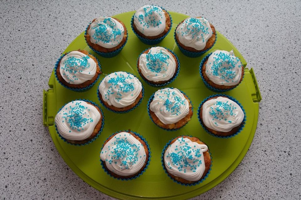 Apfel - Marzipan - Cupcakes mit Zimtsahne