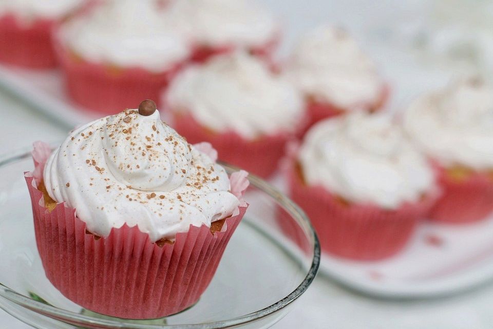 Apfel - Marzipan - Cupcakes mit Zimtsahne