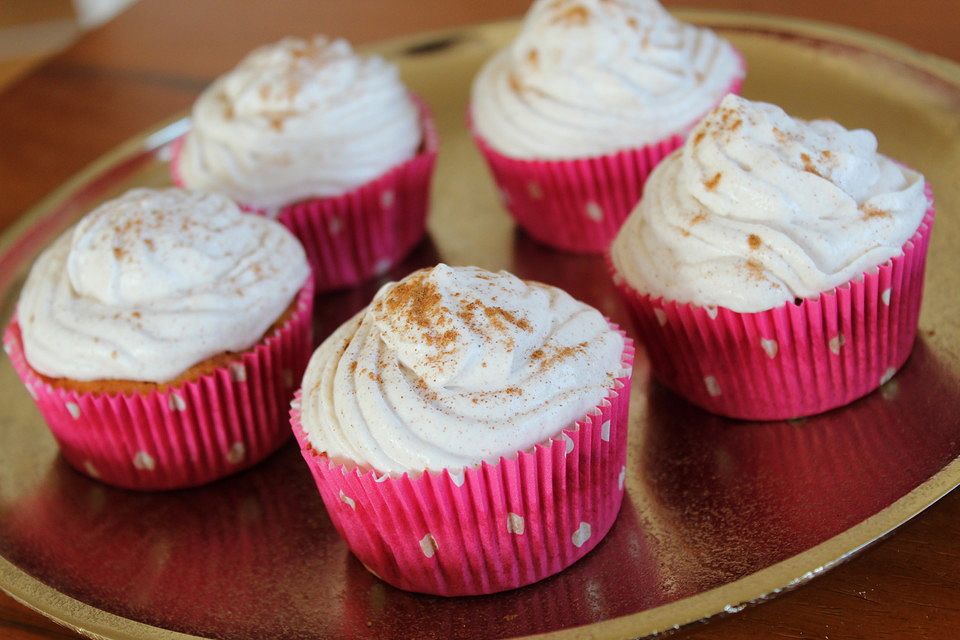 Apfel - Marzipan - Cupcakes mit Zimtsahne