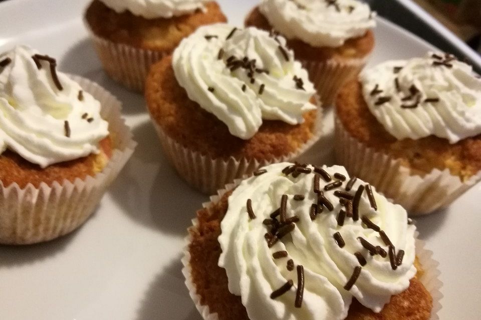 Apfel - Marzipan - Cupcakes mit Zimtsahne