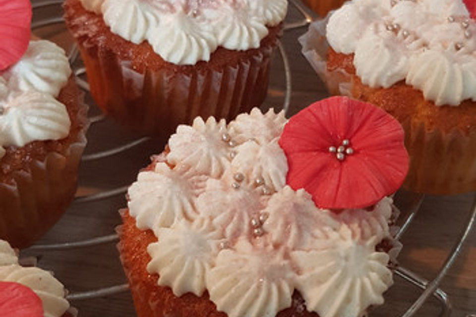 Apfel - Marzipan - Cupcakes mit Zimtsahne