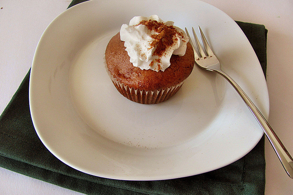 Apfel - Marzipan - Cupcakes mit Zimtsahne