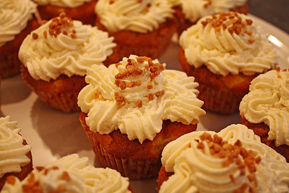 Apfel - Marzipan - Cupcakes mit Zimtsahne