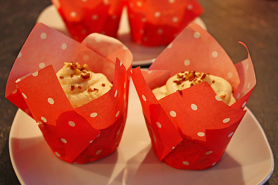 Apfel - Marzipan - Cupcakes mit Zimtsahne