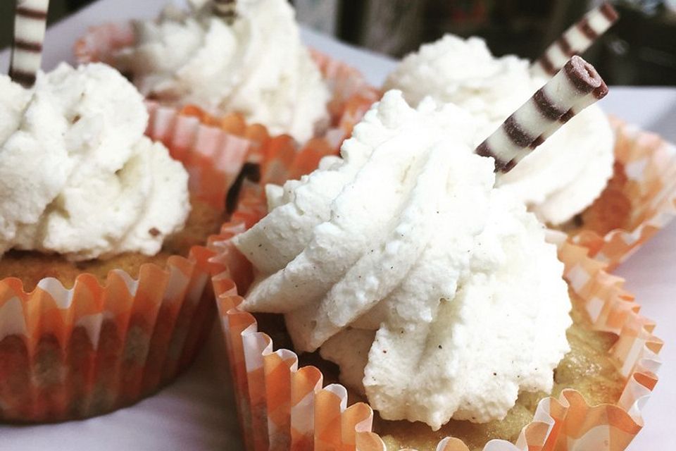 Apfel - Marzipan - Cupcakes mit Zimtsahne