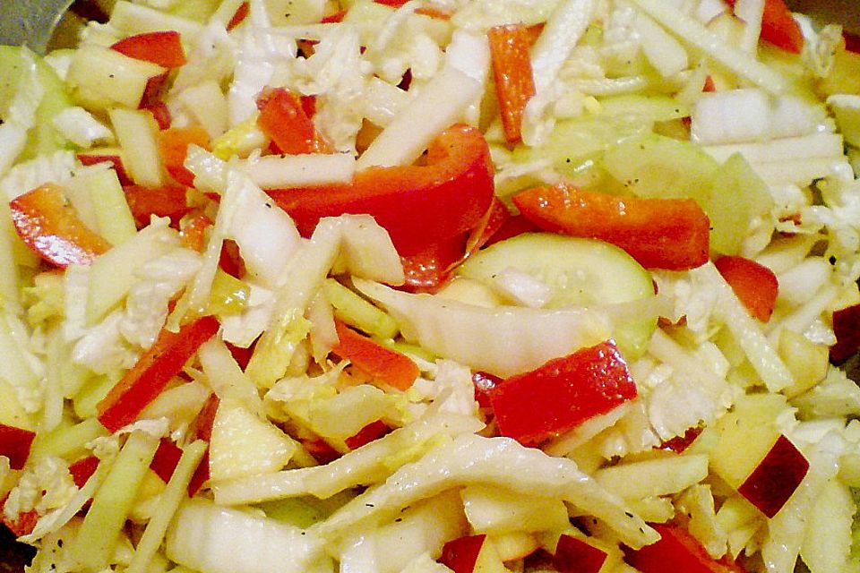 Salat mit Kohlrabi, Gurke und Paprika