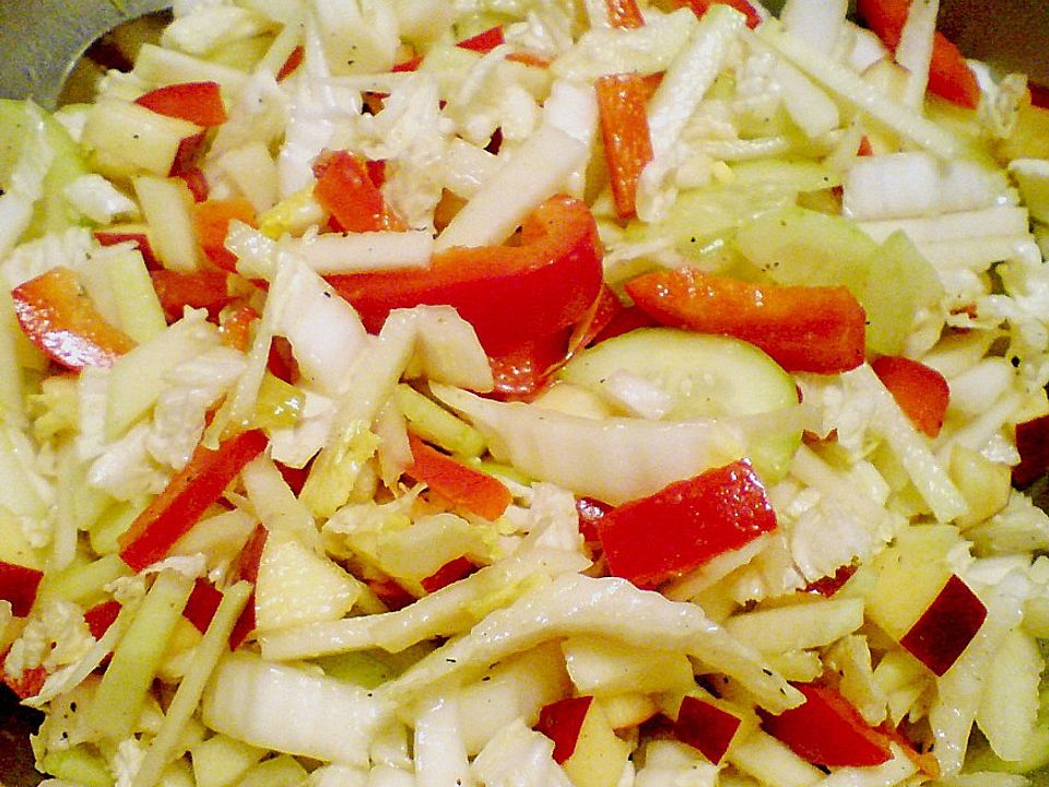 Salat mit Kohlrabi, Gurke und Paprika von GlamourBee| Chefkoch