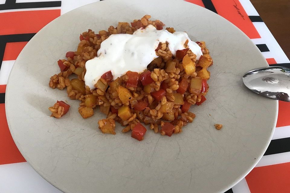 Paprika-Reispfanne mit Joghurtsauce