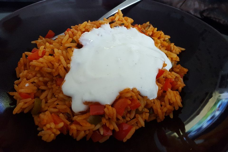 Paprika-Reispfanne mit Joghurtsauce