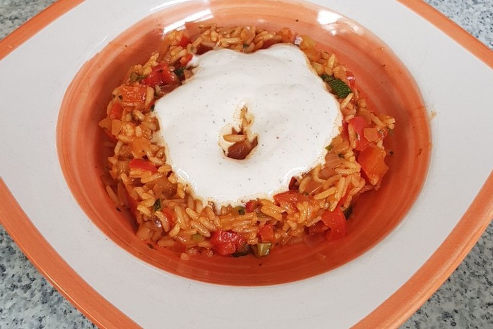 Paprika-Reispfanne mit Joghurtsauce