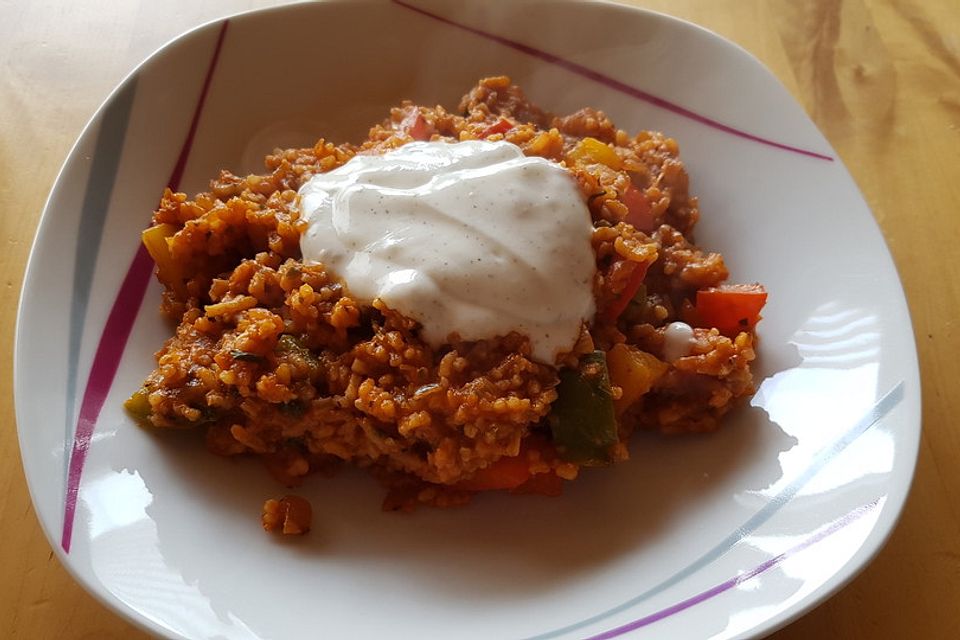 Paprika-Reispfanne mit Joghurtsauce