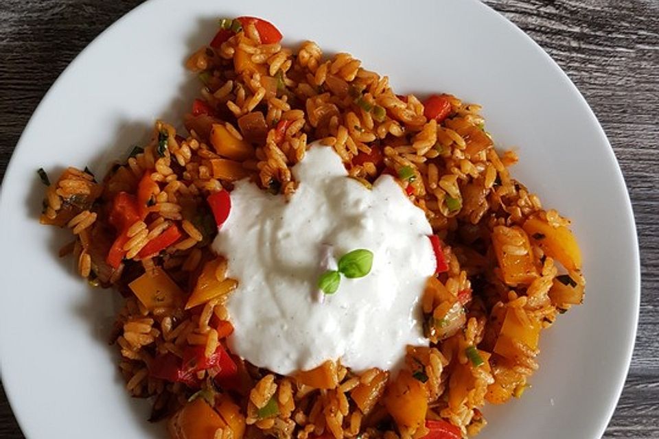 Paprika-Reispfanne mit Joghurtsauce