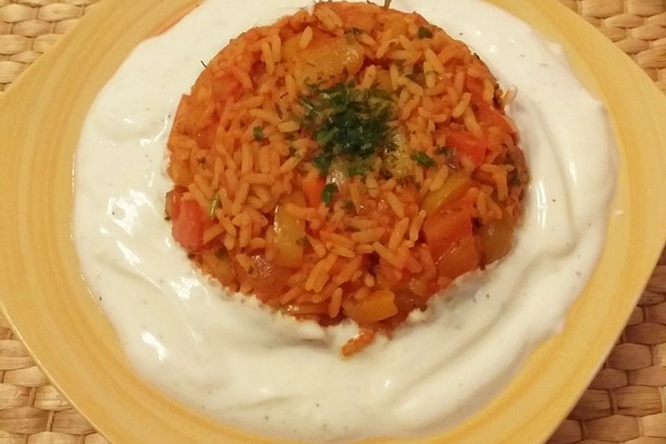 Paprika-Reispfanne mit Joghurtsauce