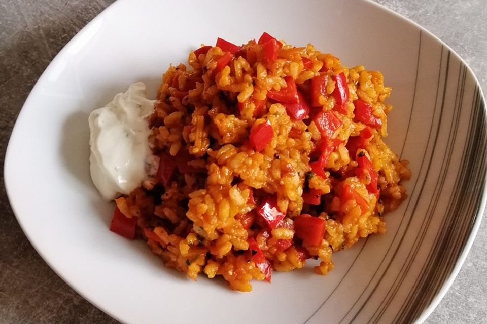 Paprika-Reispfanne mit Joghurtsauce