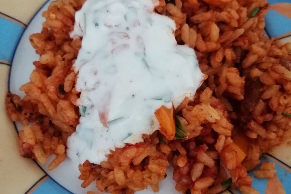 Paprika-Reispfanne mit Joghurtsauce