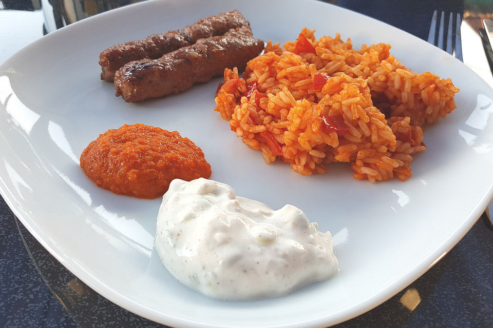 Paprika-Reispfanne mit Joghurtsauce