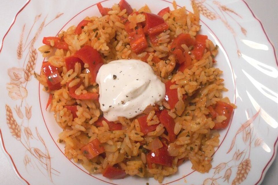 Paprika-Reispfanne mit Joghurtsauce