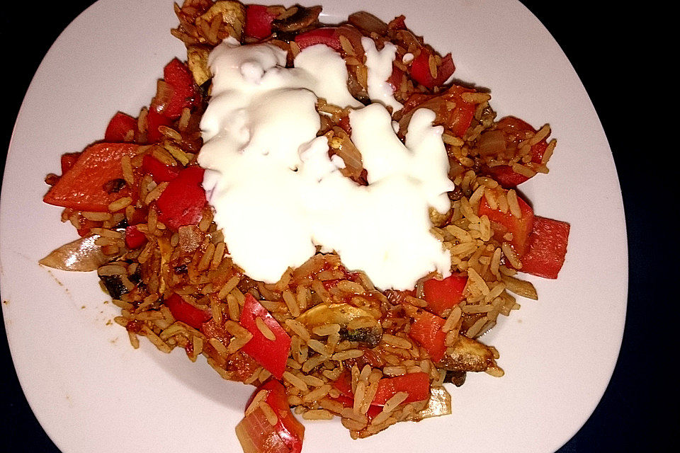 Paprika-Reispfanne mit Joghurtsauce