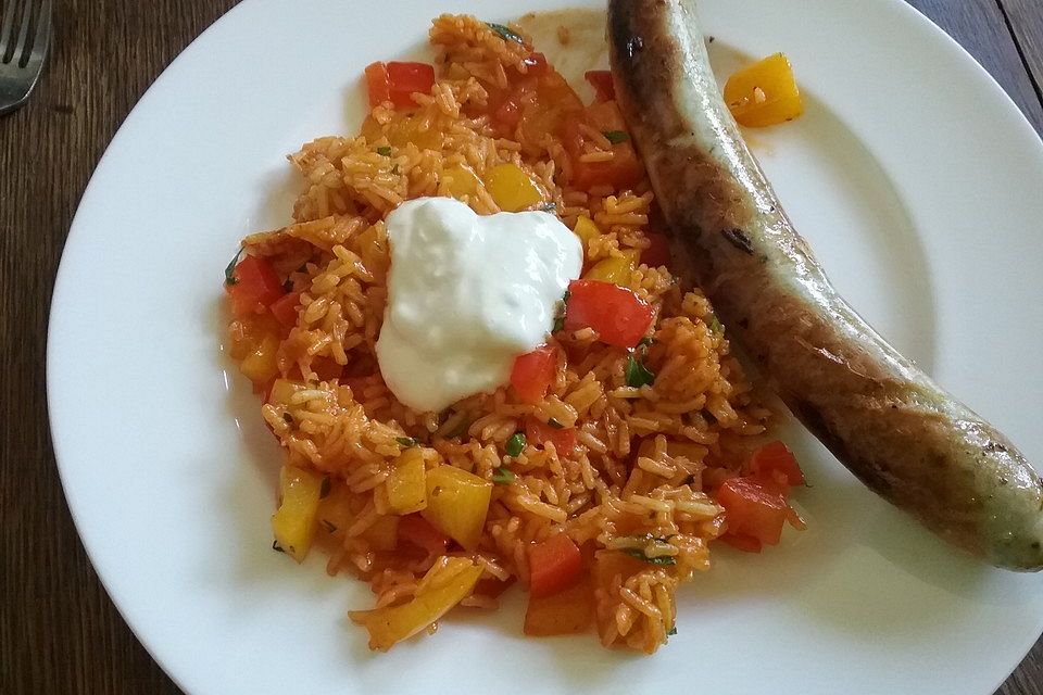 Paprika-Reispfanne mit Joghurtsauce